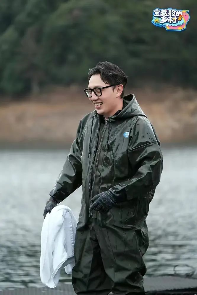 嘲笑女明星没吃过鱼子酱的男嘉宾,被嘲没吃过鱼子酱