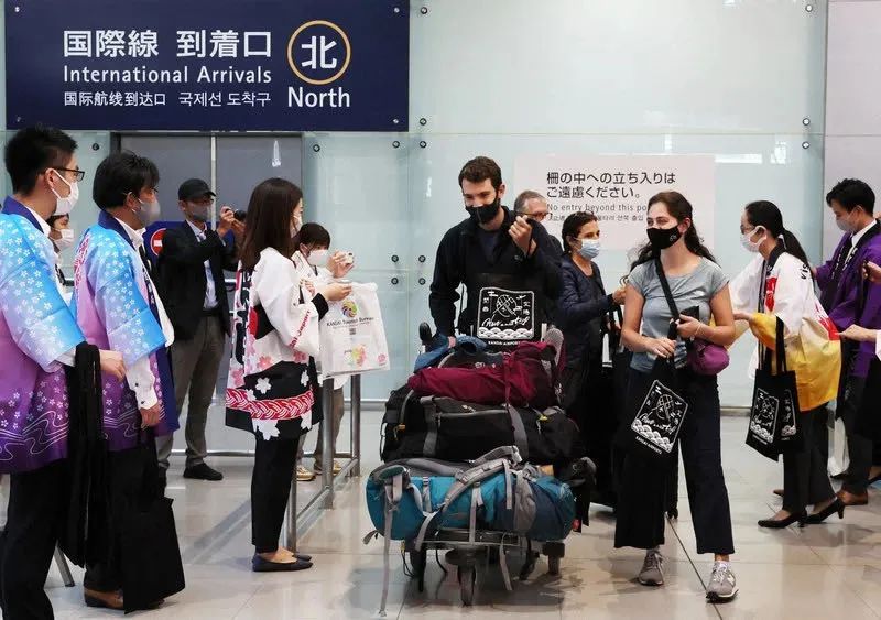 海外游客在日本爆买珠宝奢侈品,日本游客到中国疯狂购物