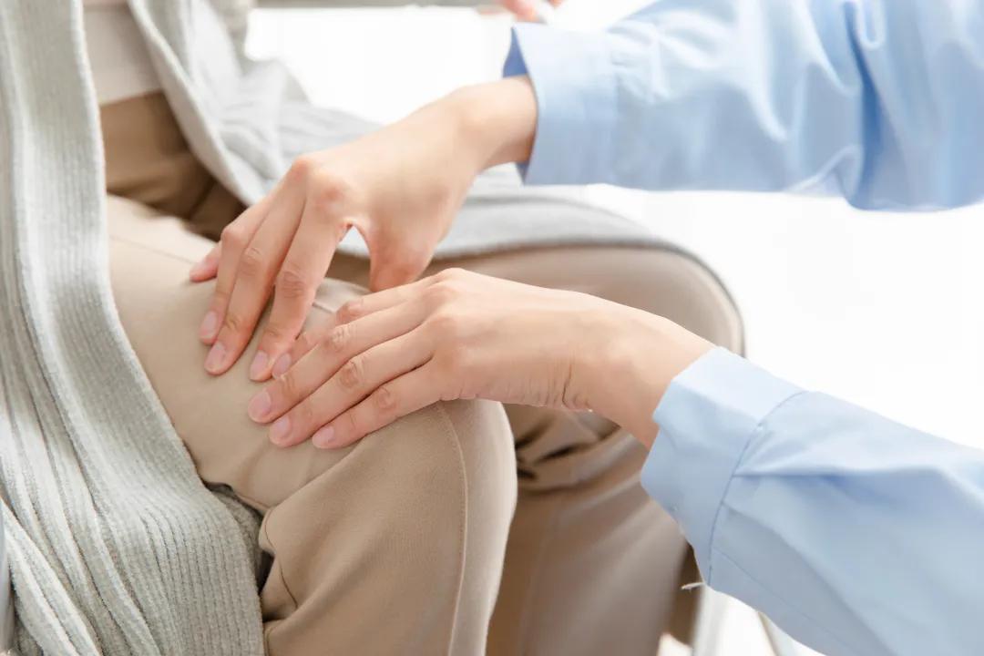 腿部肿胀按压凹陷是怎么回事,下肢部位按压疼痛