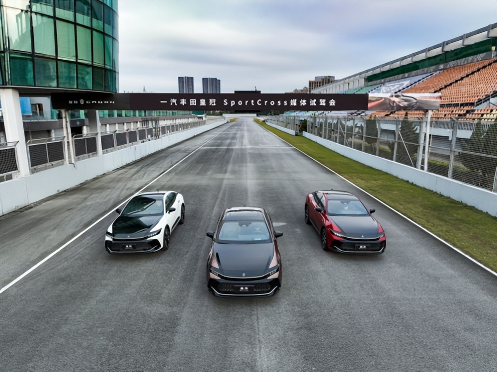 皇冠sportcross2023双擎2.4t,皇冠sportcross动态测评
