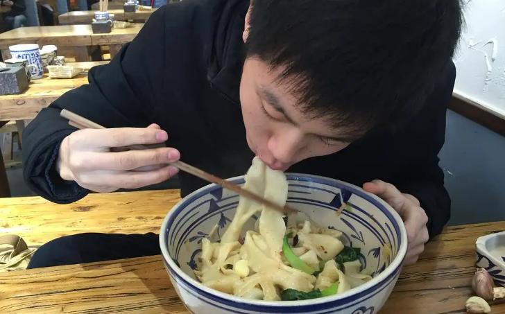 夫妻俩开面馆真实收入,一个青年开拉面店一年挣140万