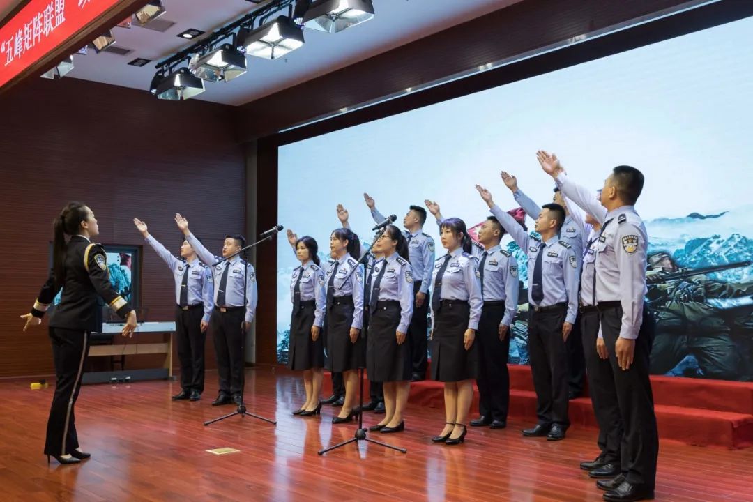 以深情的歌声向党的生日献礼,嘹亮的歌声向党献礼