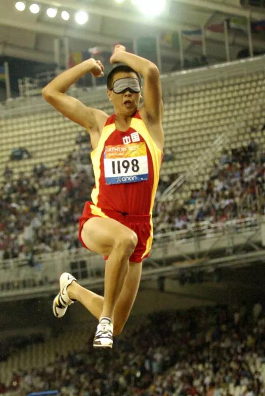 中国残疾人励志震撼短片,政府对残疾人事业的关心