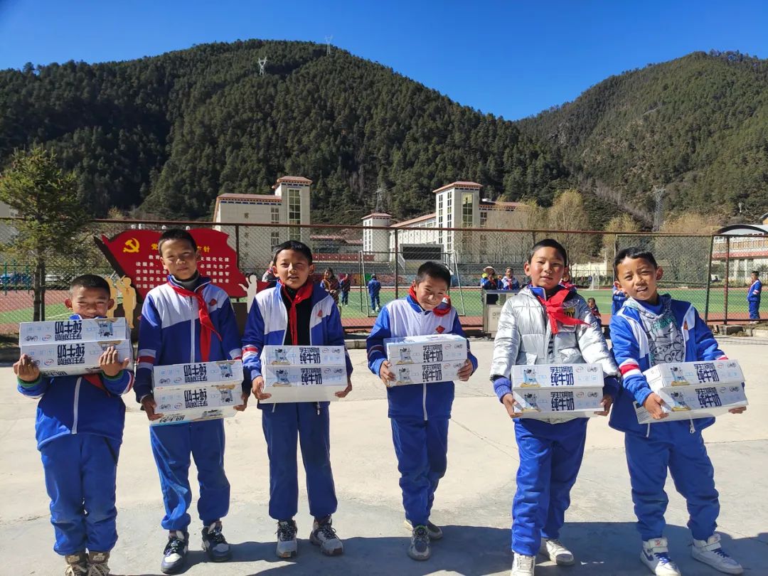 坚持17年，数学老师带着足球小将们上场、寻梦