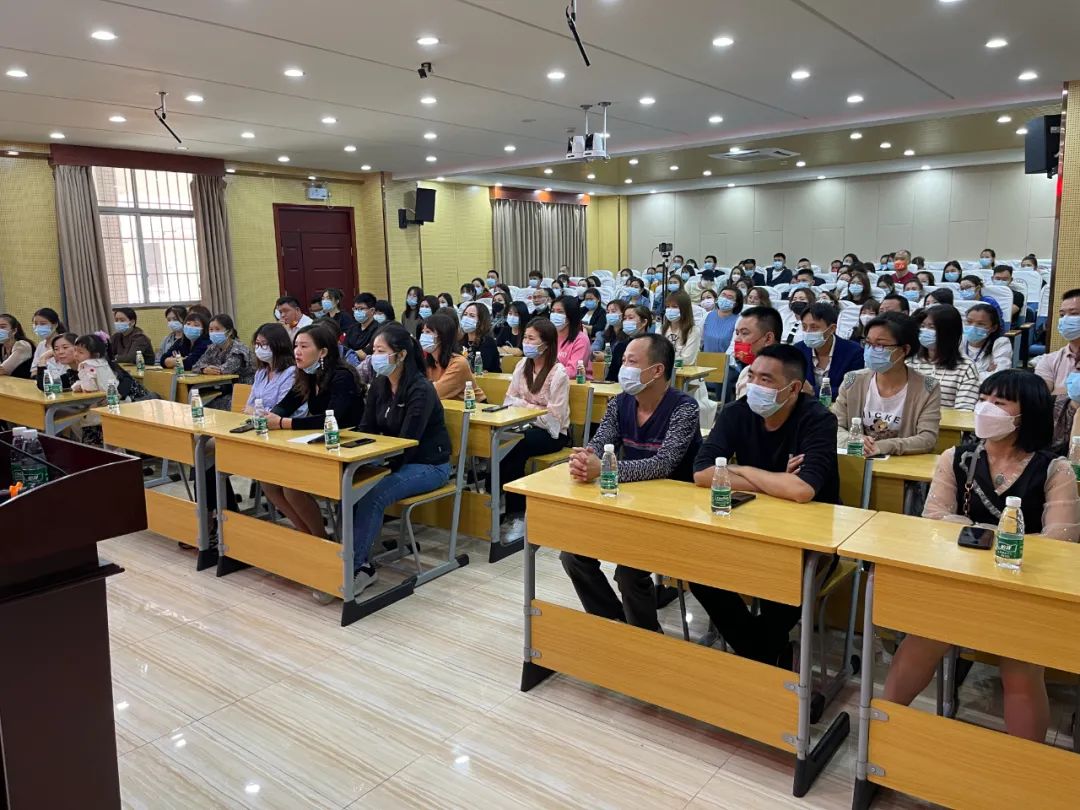 官湖学校多次邀请胡家荣教授给学校做培训，助力家校共育工作落地