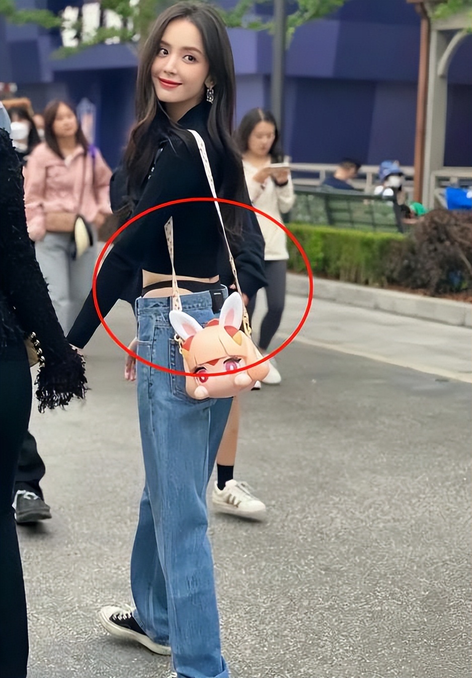 辣眼睛！娜扎穿3800元低腰裤，*裤底**外露被嘲恶心，评论区差评一片