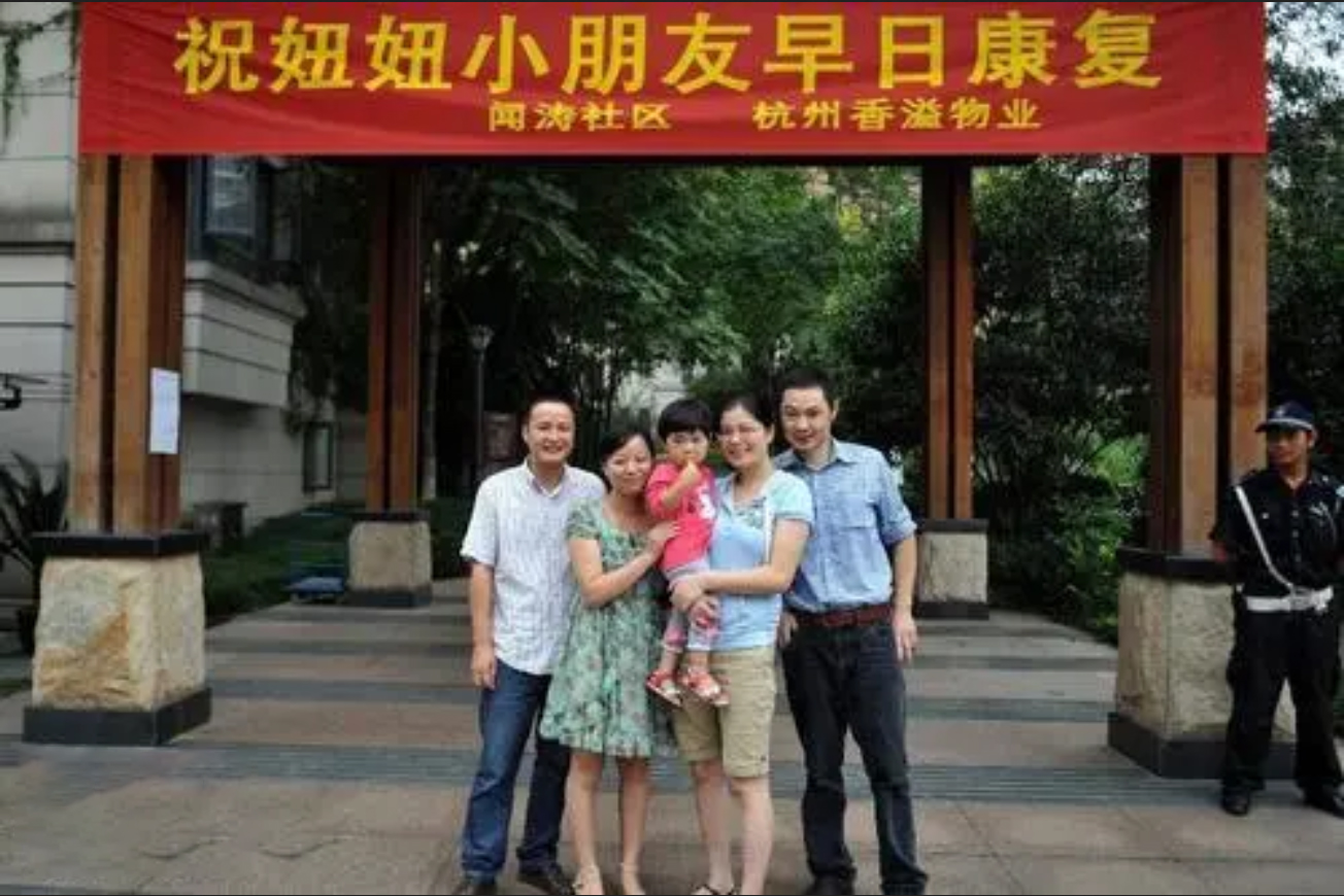 8人用被子接住坠楼女孩视频,小孩坠楼女子徒手接住