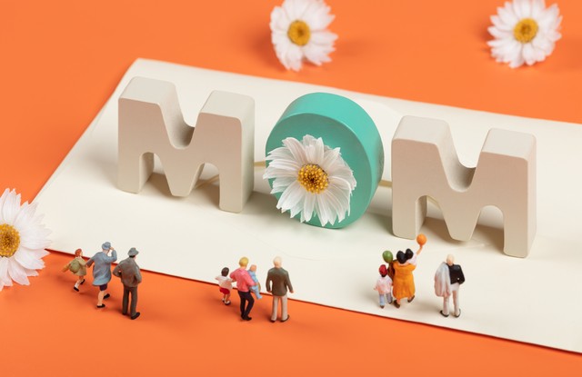 母亲节:邻居嘲笑我没有女儿陪伴,没想到我揭开她的秘密。