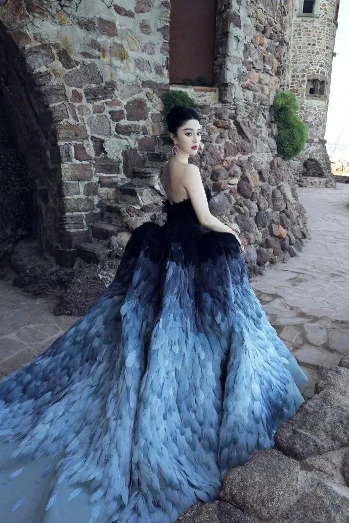 戛纳红毯范冰冰艳压群芳,范冰冰再次惊艳戛纳红毯