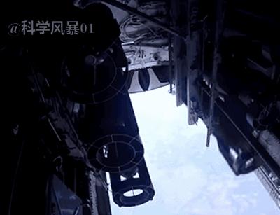 飞机俯冲投弹炸军舰练习,火箭弹击中的螺旋桨