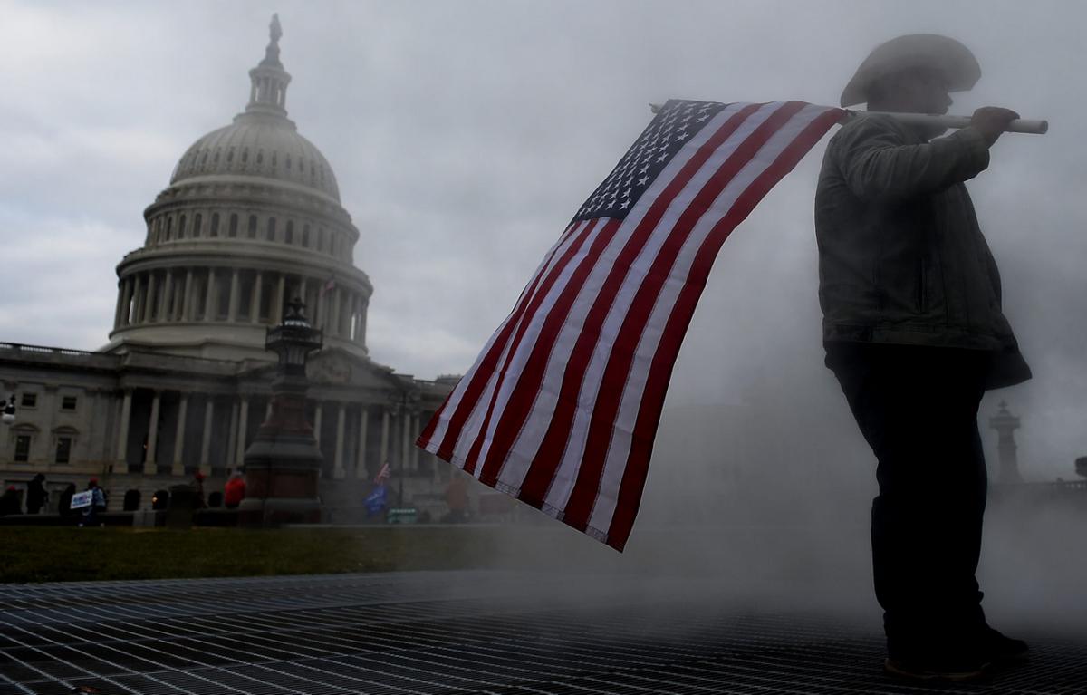 7.5万名公务员起诉拜登政府，美国一年挣那么多钱，发不出工资？