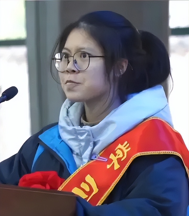 高考百日誓师女孩被网暴,被骂惨的高三誓师女孩