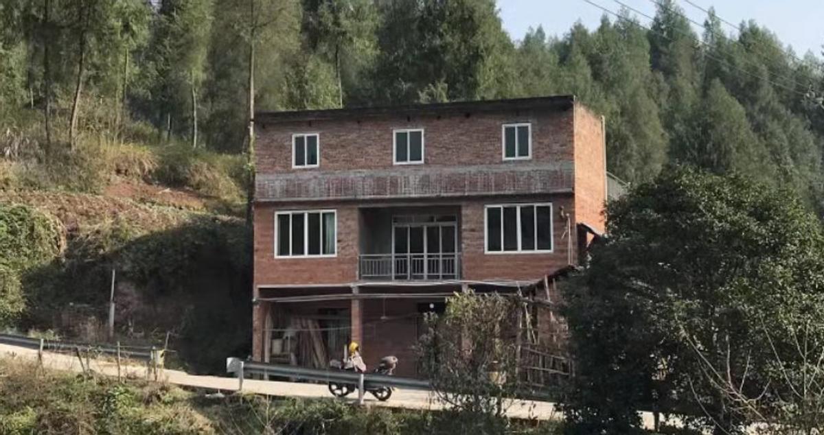 男子酒后侵害过路女子,男子性侵继女被杀案