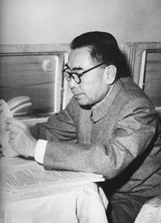 周总理逝世3小时后遗体被解剖，医生泪如雨下：总理该有多痛啊！