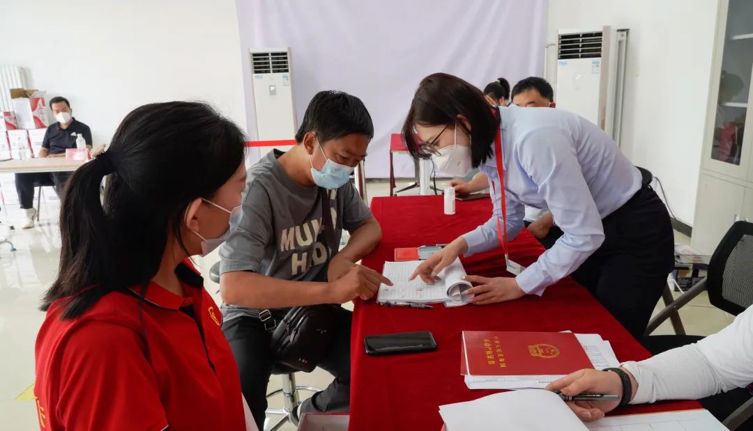 “拿到房产证了，以后这心里就更踏实了。”交房不到两年