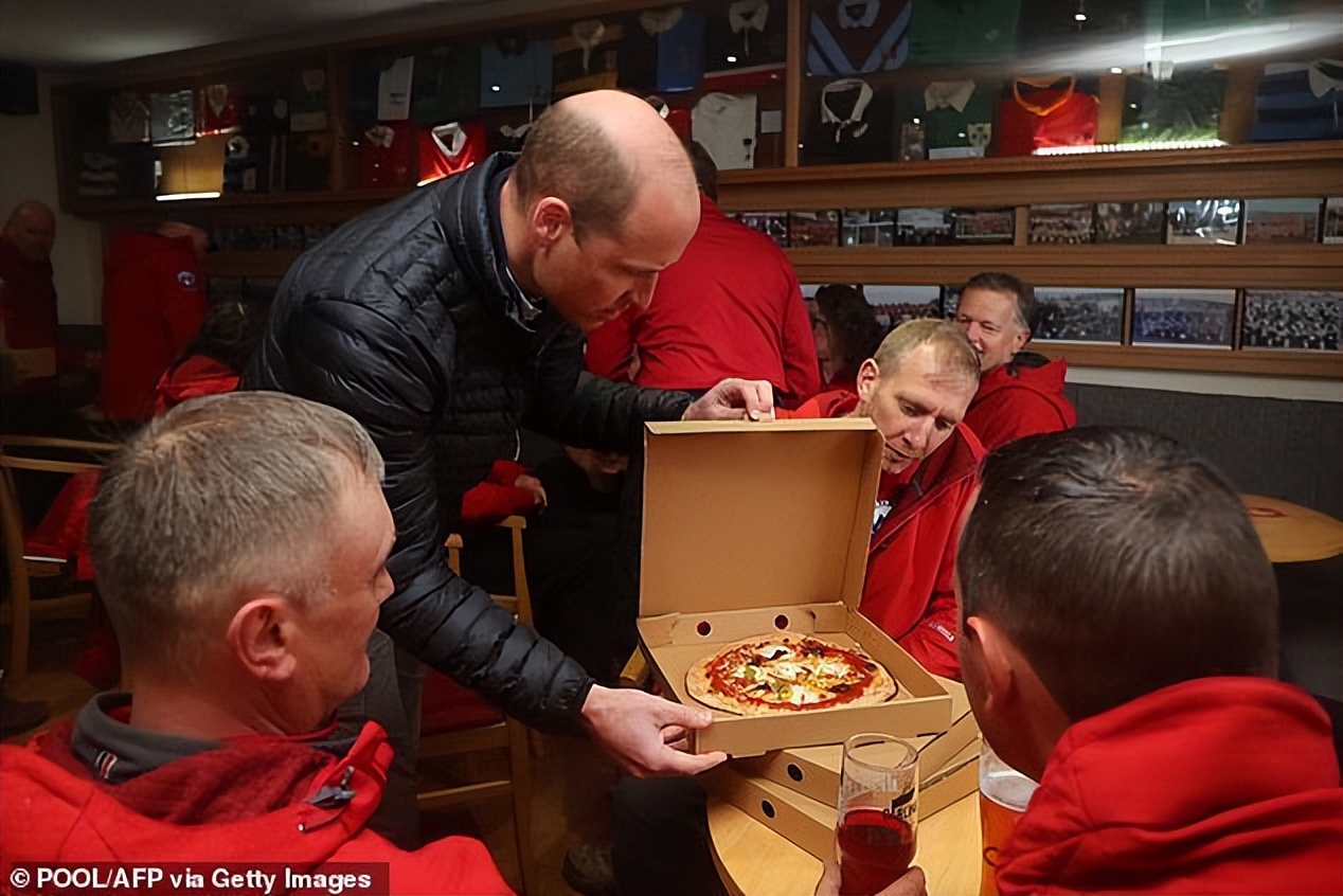 凯特在威尔士街头买披萨，捧的盒子比威廉的多，王妃很宠夫吗