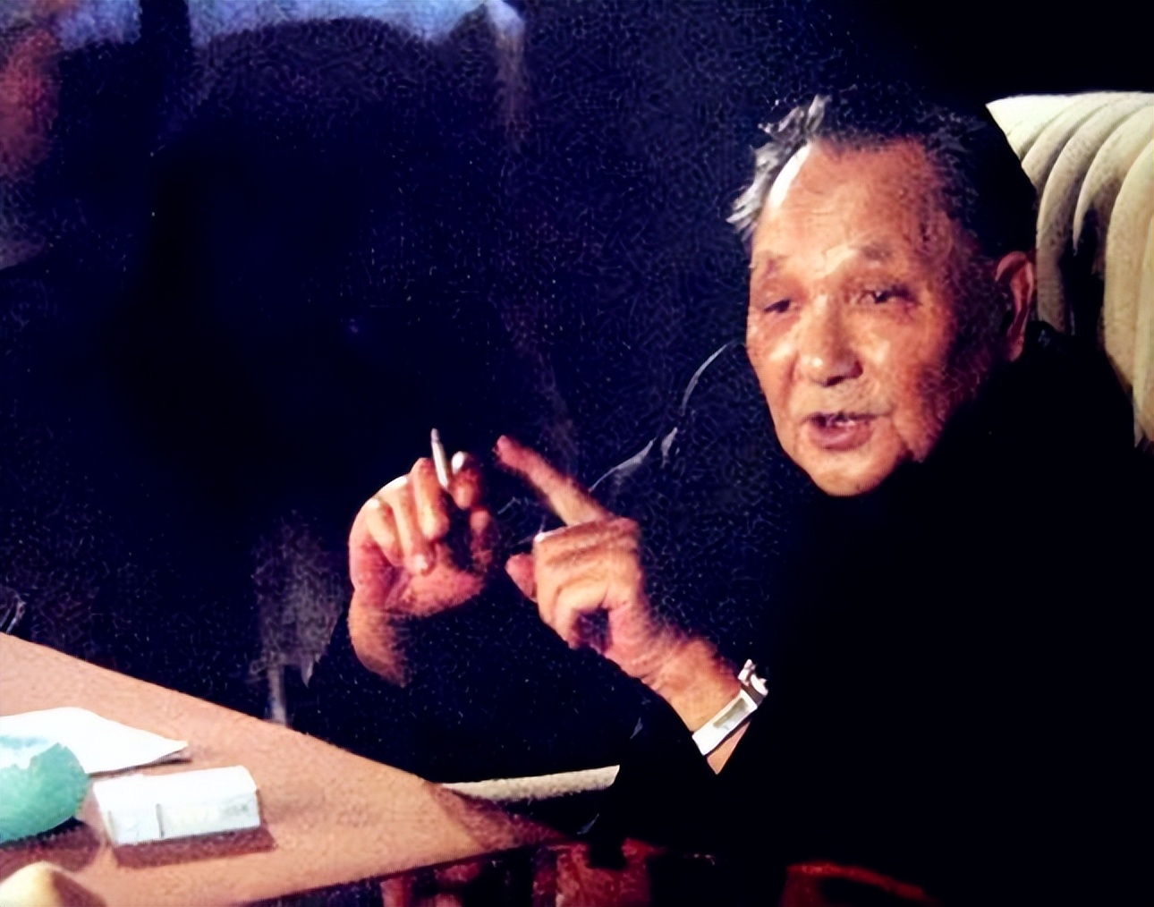 1977年美国务卿访华，谈及台湾问题时邓公放话：只给你们两个选择