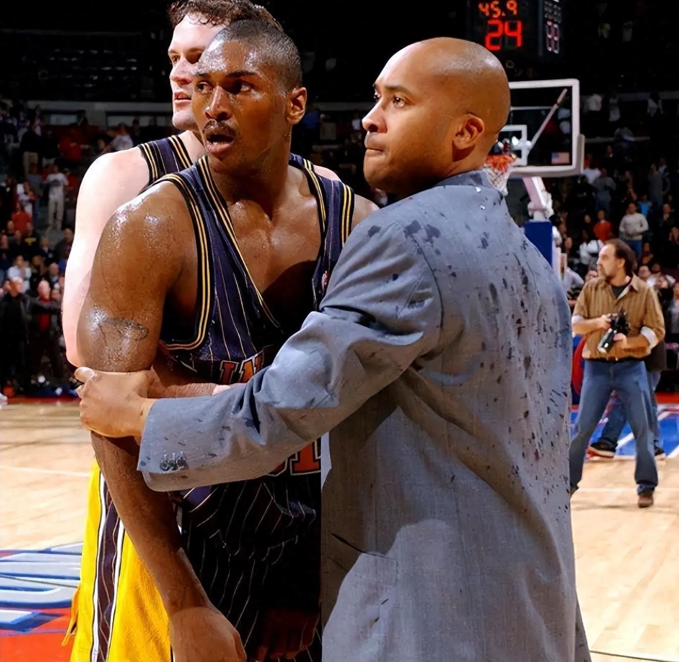 中国女歌手爱上外籍黑人，同居后被家暴至肛裂，如今40岁无人敢娶