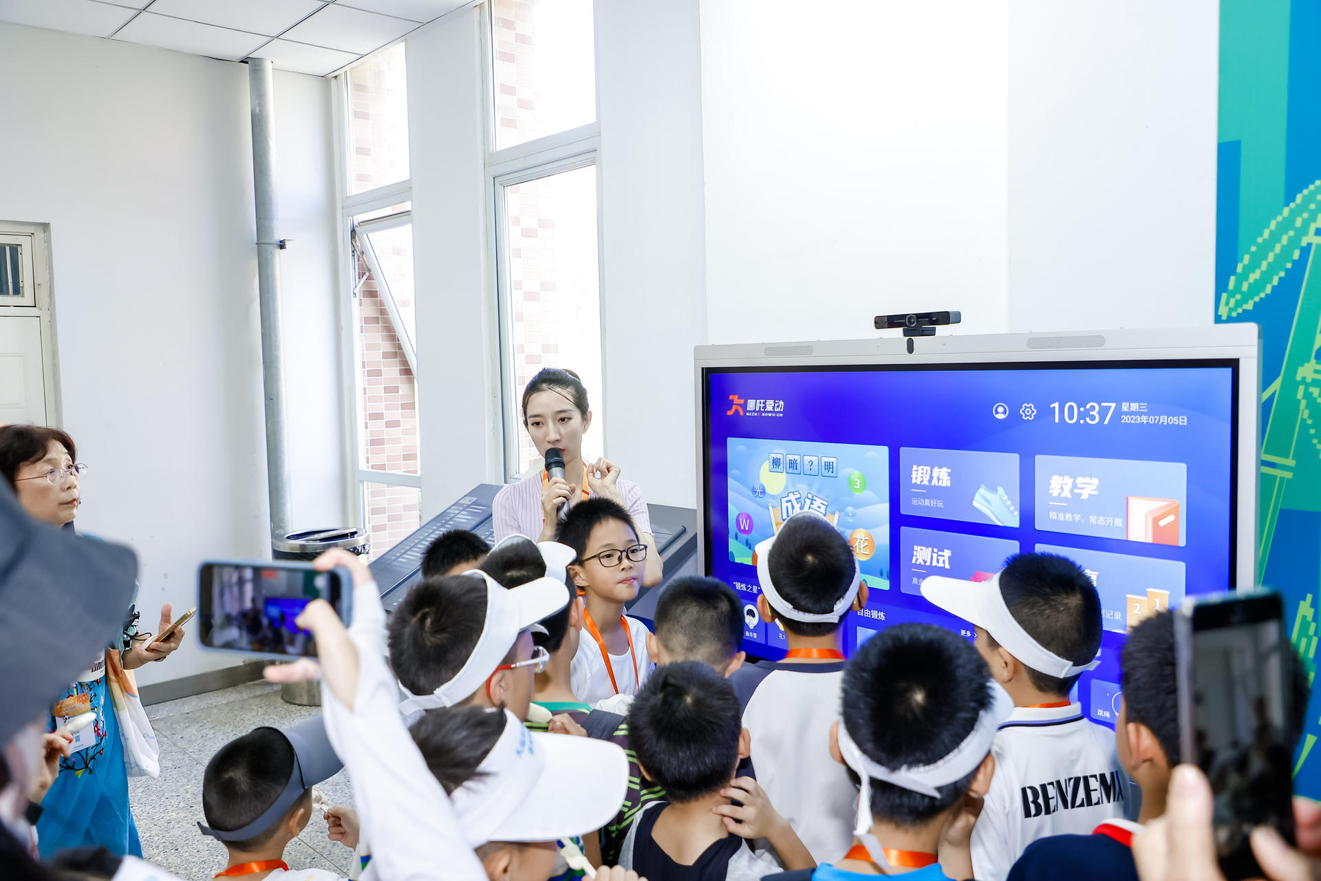 大运惠民市民体验官走进大运村点赞“心”科技