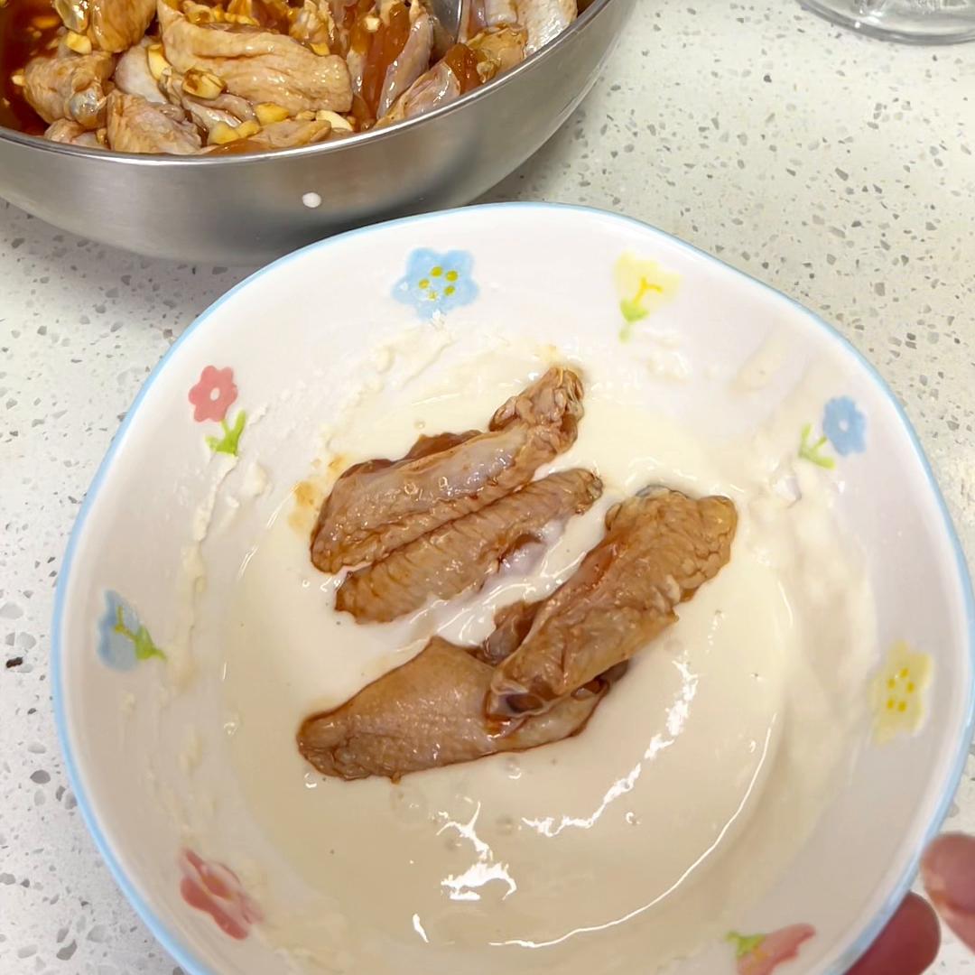 蒜香炸鸡翅的做法面包糠,美食分享蒜香炸鸡翅超好吃的做法