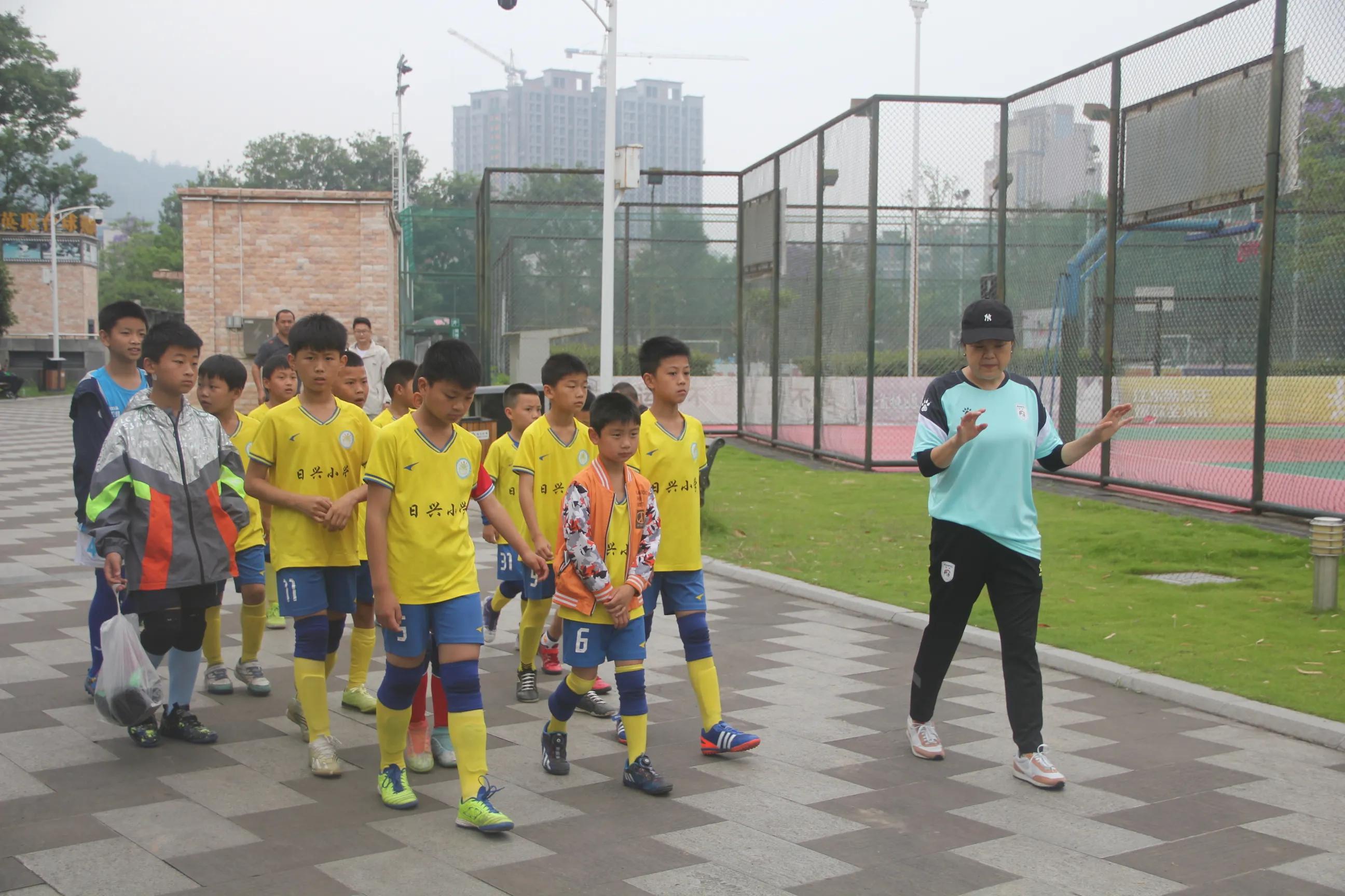 小朋友足球主题活动,仪陇日兴小学足球比赛