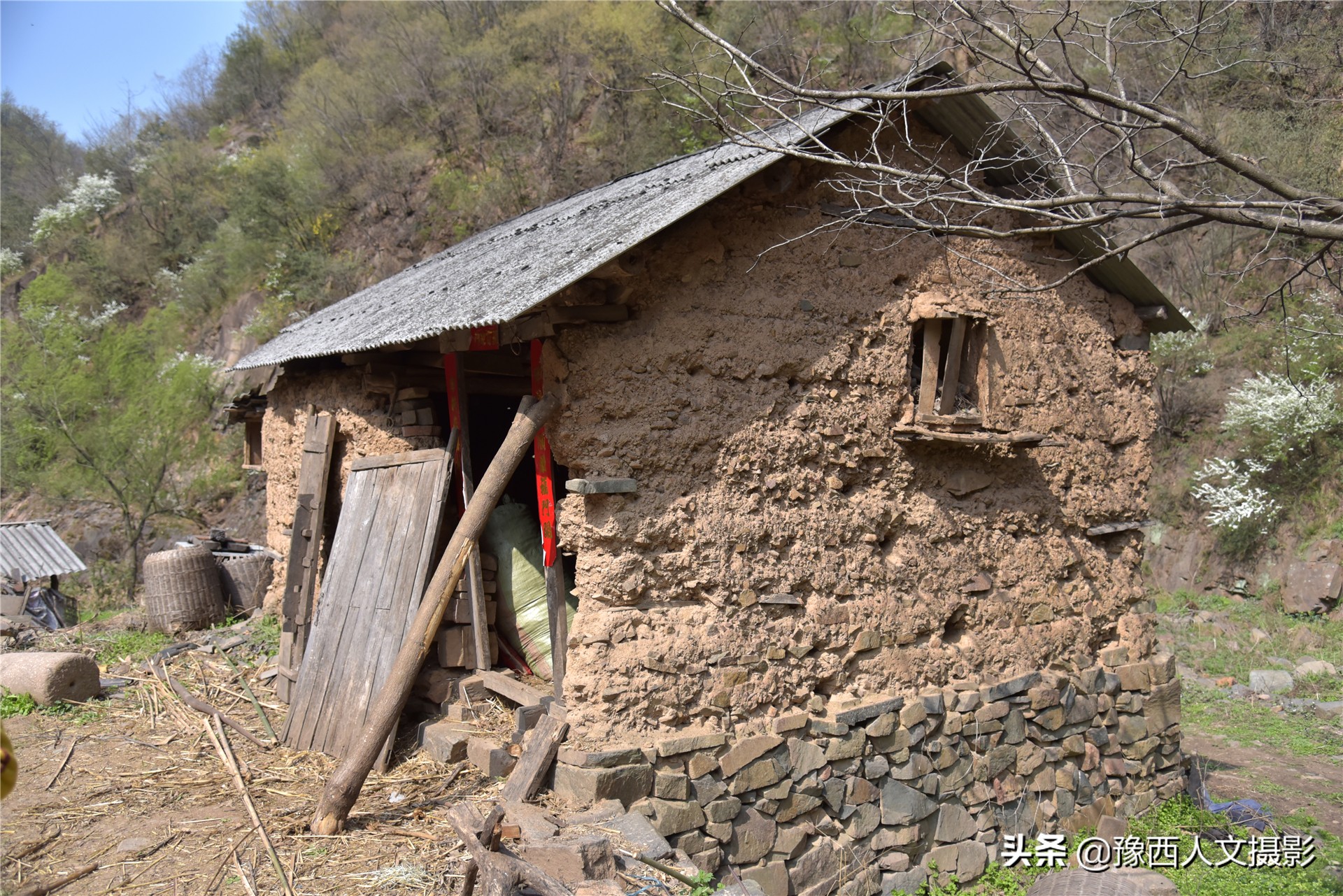 74岁大叔住深山不见人，天天跟老伴儿“捉迷藏”，买一袋盐吃半年