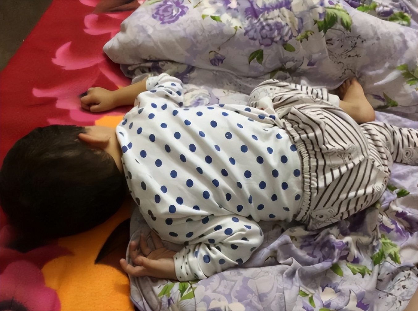 孩子睡觉总觉得热踢被子怎么解决,孩子睡觉频繁踢被子