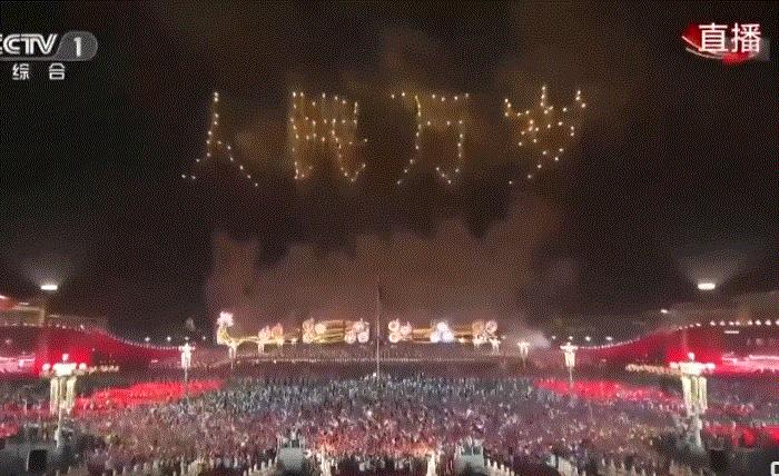 一场烟花登顶热搜！满城美食火成顶流，这座夏日小城太宝藏了！