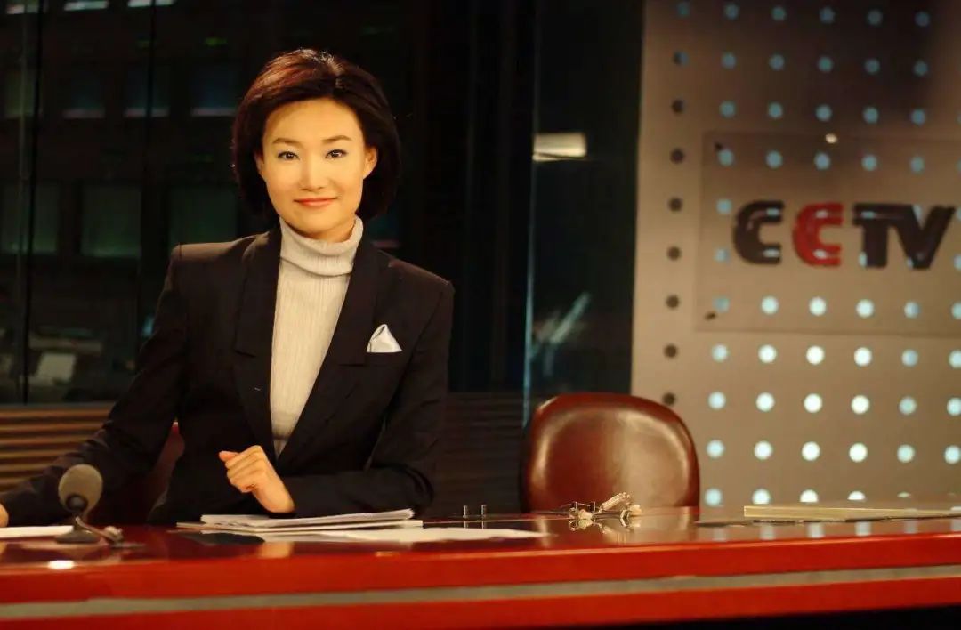 “*款贷**上班”20年，44岁仍单身，低头念稿又嘴瓢的她却收获全网好评