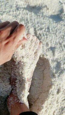 “姑娘，你知道衣服上的字是什么意思吗？”哈哈哈自信的姑娘最美