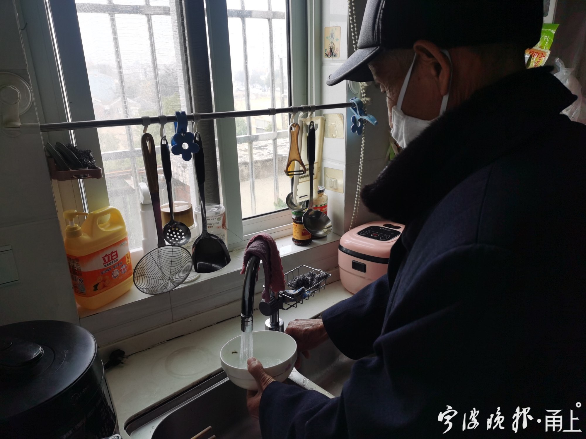 集体“承包”独居在家老人的一日三餐宁波这栋居民楼的住户好有爱