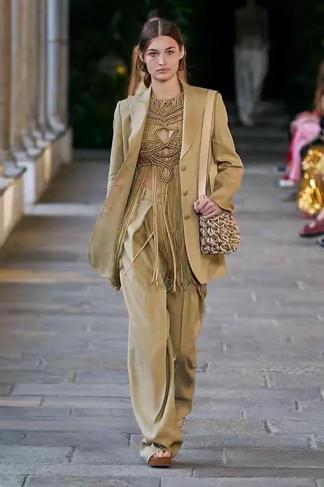 2022流行秋季女装新款穿搭高级,2023年冬季女装流行趋势与流行色