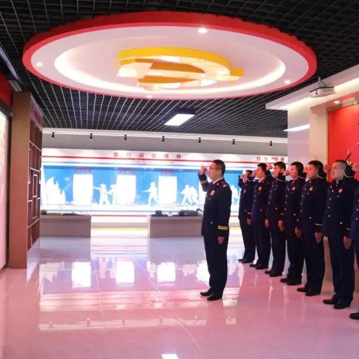 消防春节不打烊坚守一线保平安,消防员春节我在岗守护万家灯火