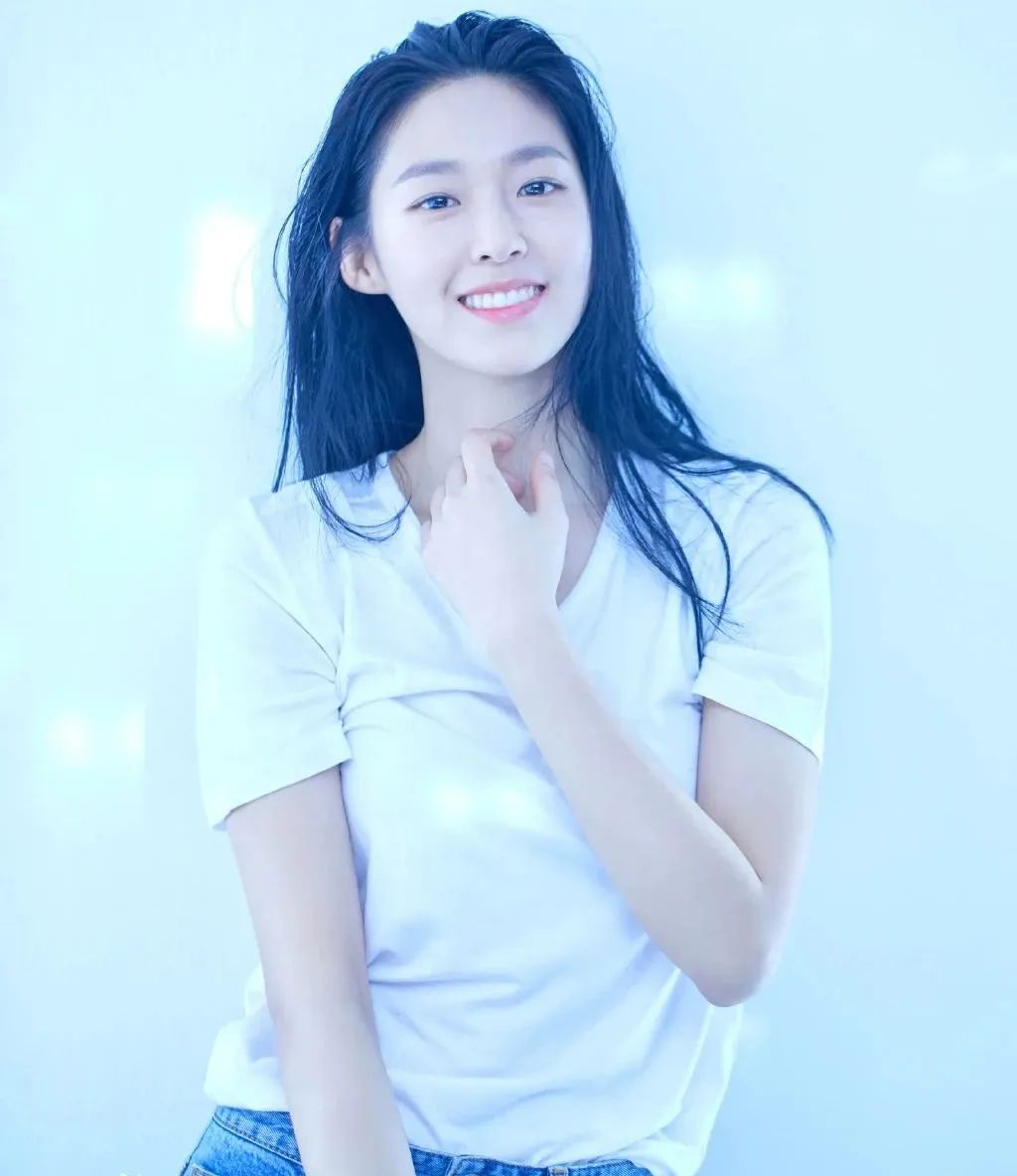 被网友称为“韩国最强肉体”身材演技在线的金雪炫还热衷慈善事业