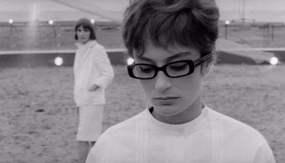 眼镜女郎的美，老电影都拍不出来