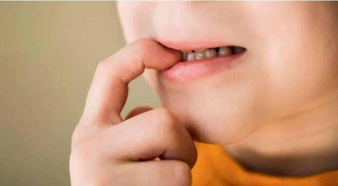 4岁小孩总吃手会怎么样,孩子4岁了还吃手