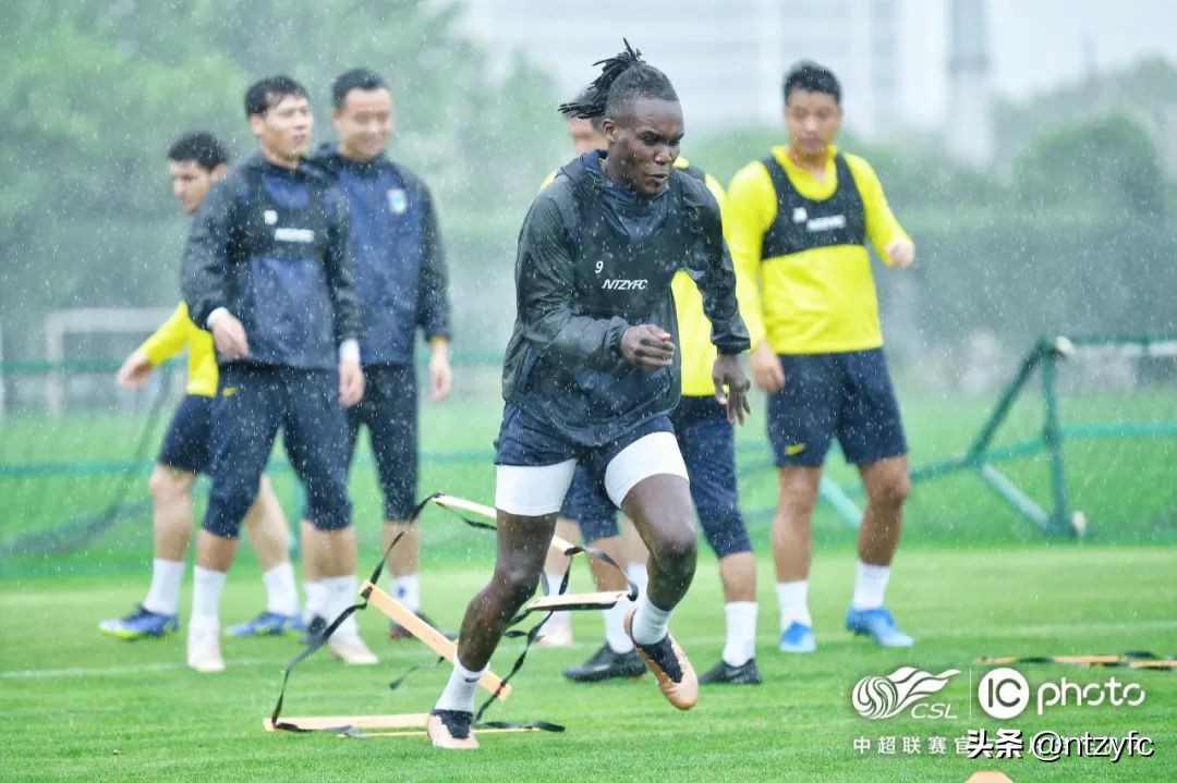 璧涘満涓婄殑鎴戜滑闇告皵鍗佽冻,璧涘墠鑷俊婊℃弧