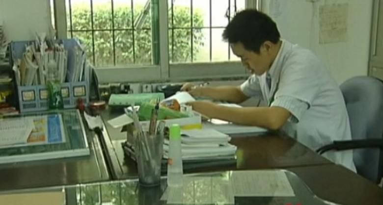 湖北男子去世母亲拨通了他的电话,男子把父母的遗体火化