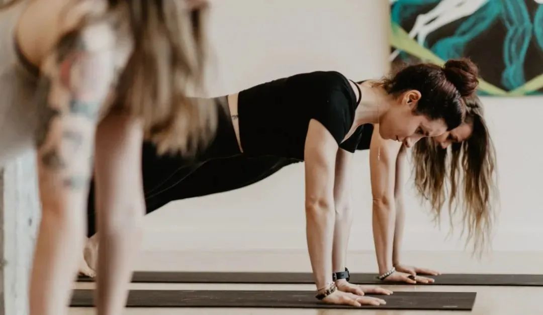 肩颈理疗瑜伽课的感受朋友圈文案,瑜伽走心文案高质量的短句超长