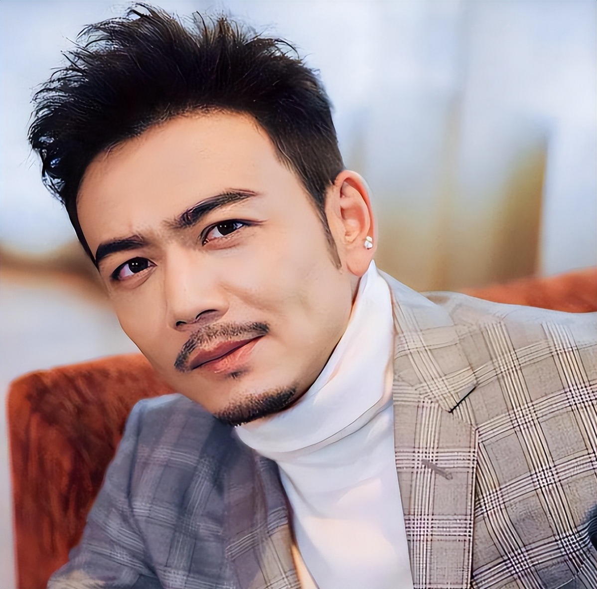 杨烁终于活成你想要的样子,杨烁从年轻到现在颜值变化