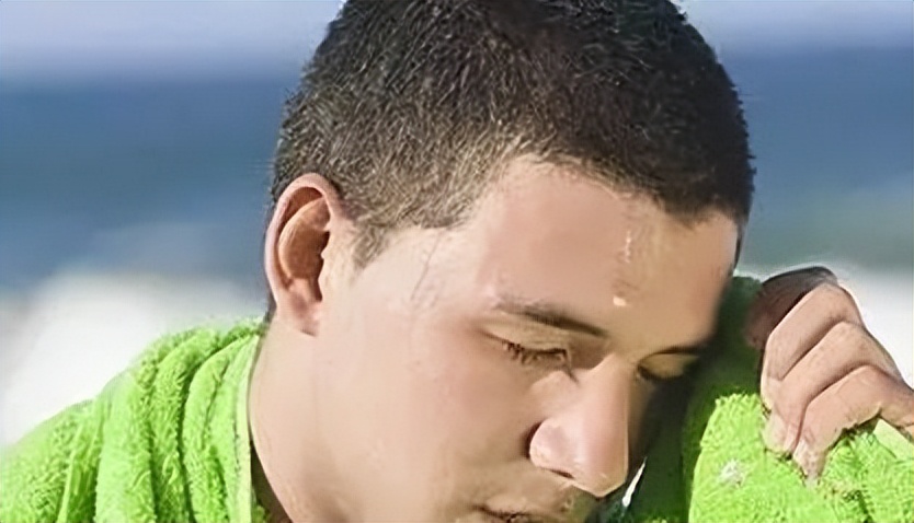 动不动就出汗尤其背后出汗多,泡脚出汗和不出汗是什么体质