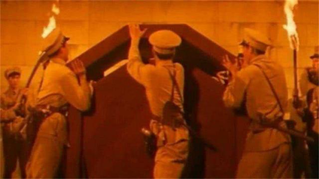 男子跋涉千里挖出6吨重夜明珠,男子挖出直径一米的夜明珠