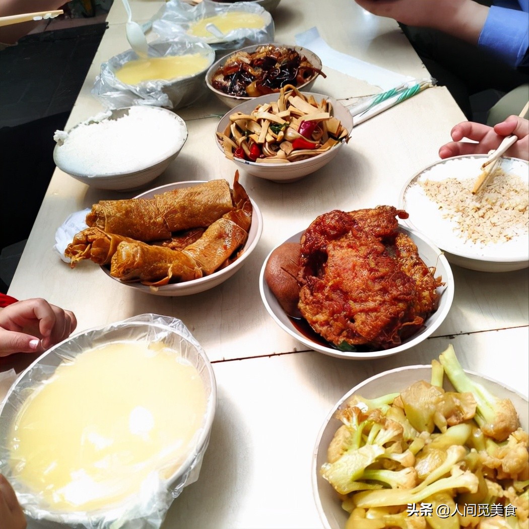 山东济南这家苍蝇馆子，靠一块肉火了18年，12元1块一天卖出200斤