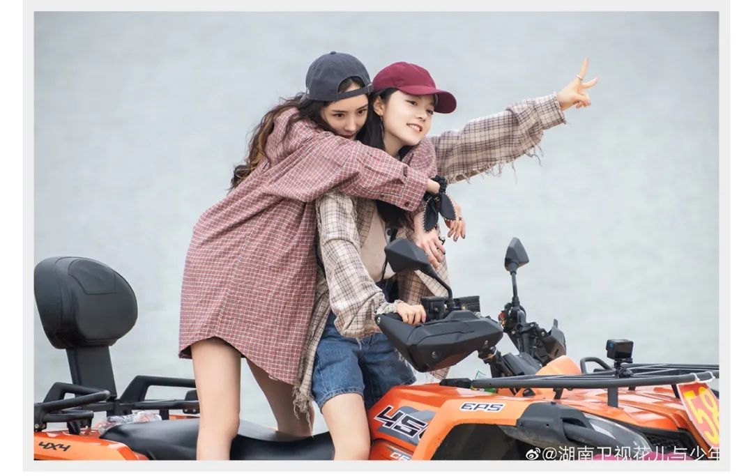 杨幂又穿运动鞋走红毯,杨幂最近带火的回力鞋