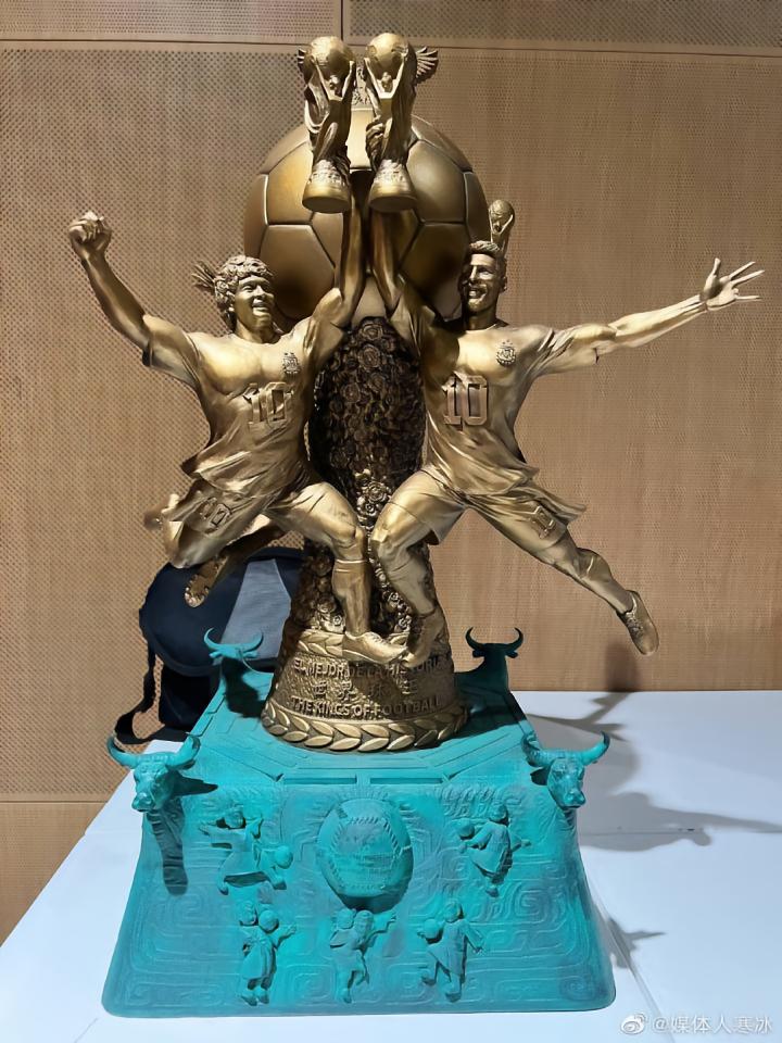 主办方梅西颁奖,今年阿根廷梅西首座冠军奖杯