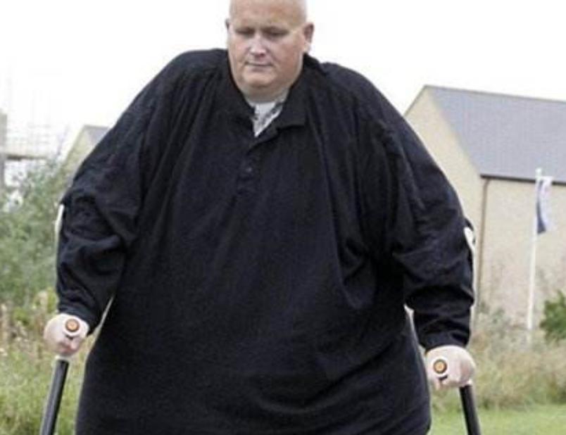 英国男子身高185体重只有120斤,英国男人体重600斤