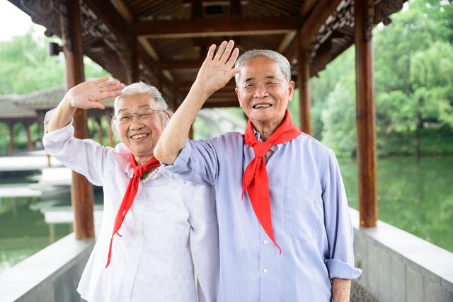 一对老夫妻华山论剑,老年夫妻吵架搞笑视频华山论剑