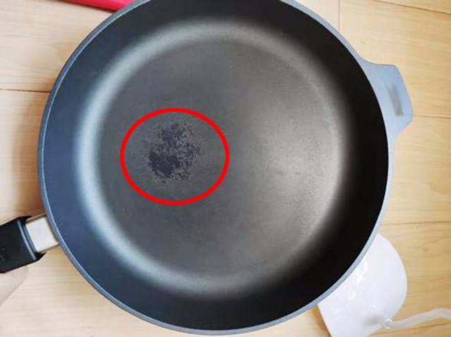 爱仕达不粘锅掉了涂层发黑致癌吗,不粘锅有毒吗会不会掉色