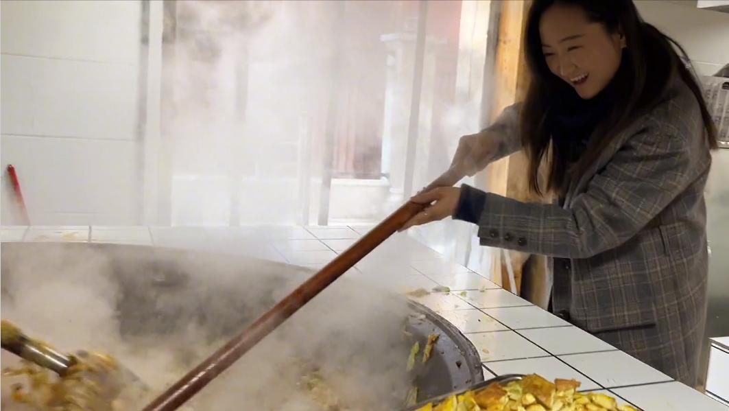 河南大姐大锅菜10块钱一份随便吃,卖便宜大锅菜