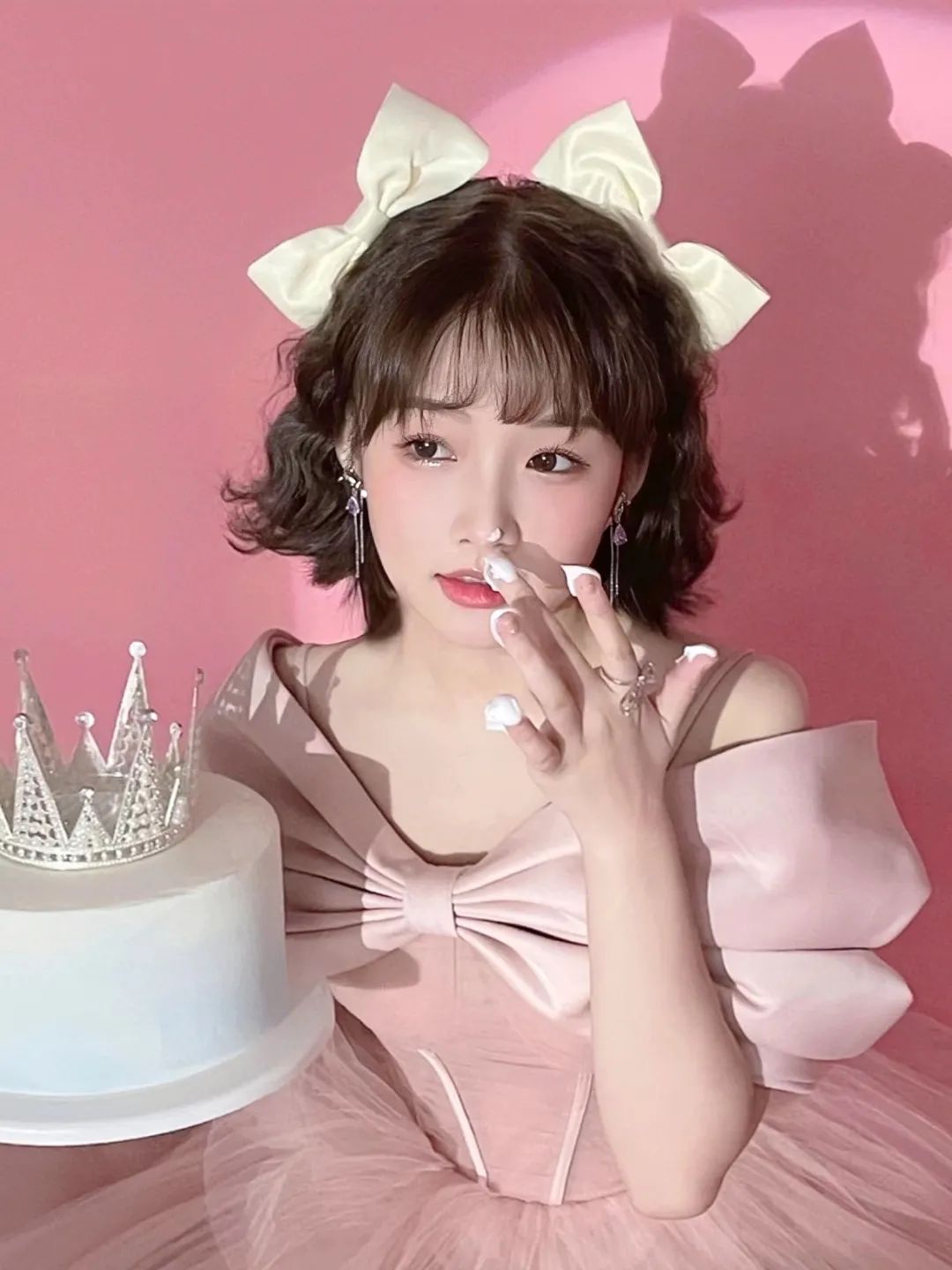 今年别再披头散发了三款减龄发型,既不显脸大又不披发的发型